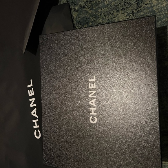 Two large and one medium Chanel bag and a medium box with banding’s. - Picture 3 of 4